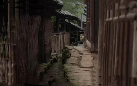 中銳空氣能熱泵熱水設(shè)備為貧困學(xué)?！八腿ァ睖嘏?/></p><p><br/></p><p>    所以，為了防止“裝得起，用不起，只能擺著好看”這種尷尬的情況發(fā)生，校方在選購學(xué)校熱水設(shè)備的時候，不僅要考慮到質(zhì)量問題，還需要考慮后期使用成本的問題。</p><p>    這不，湖南省洛陽市寨坪村當(dāng)?shù)氐囊凰W(xué)進行熱水設(shè)備改造時，就選擇了中銳<a href=